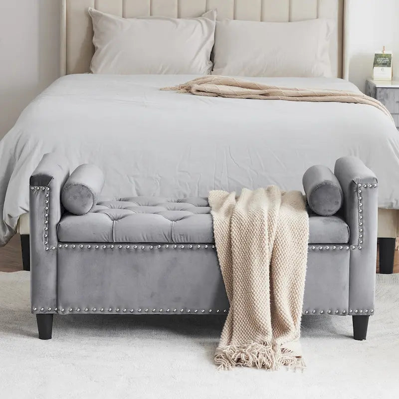 Banc de rangement capitonné boutonné en velours Queen avec accoudoirs et garniture cloutée