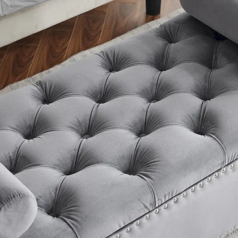 Banc de rangement capitonné boutonné en velours Queen avec accoudoirs et garniture cloutée