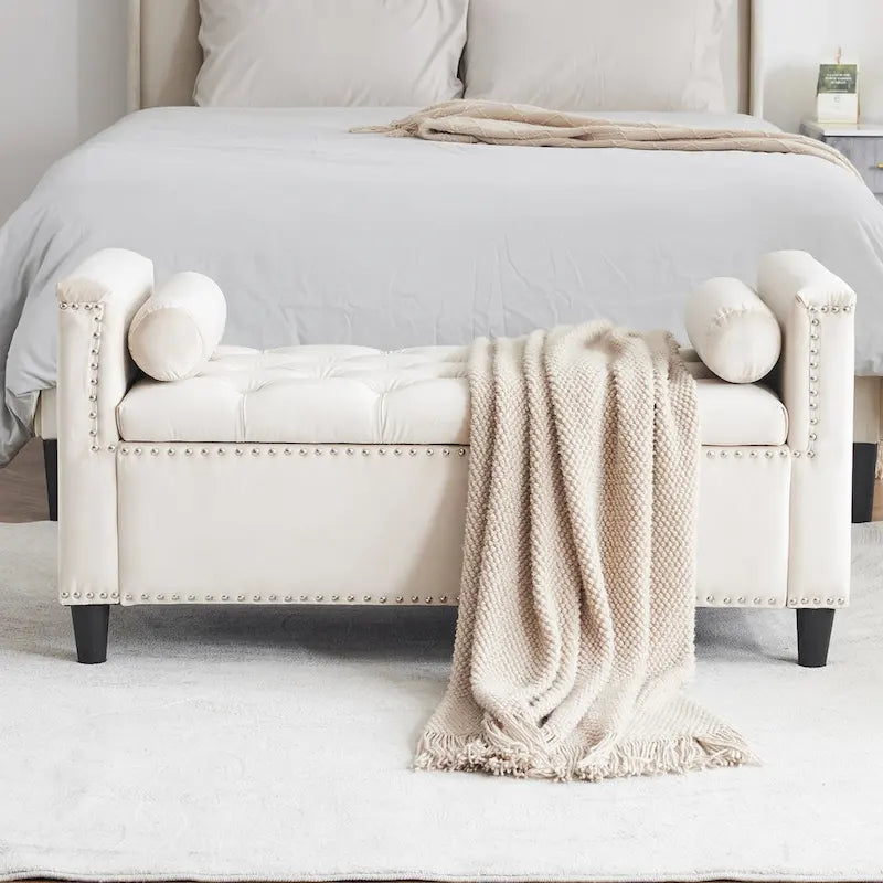 Banc de rangement capitonné boutonné en velours Queen avec accoudoirs et garniture cloutée