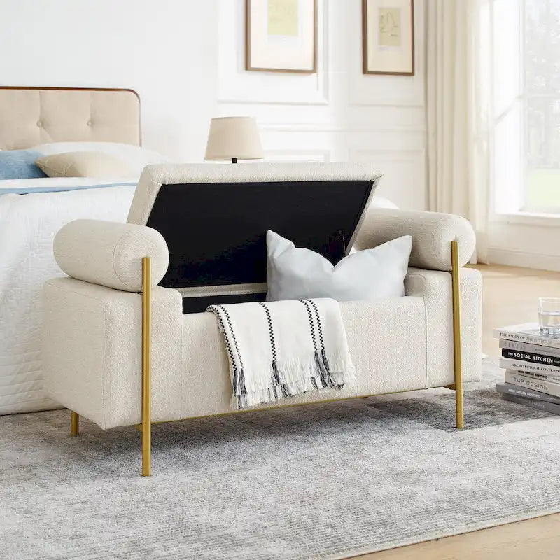 Banc de rangement capitonné en lin avec accoudoirs cylindriques et pieds en métal doré