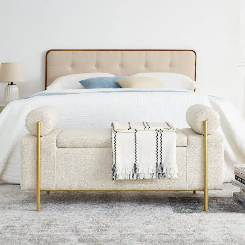 Banc de rangement capitonné en lin avec accoudoirs cylindriques et pieds en métal doré
