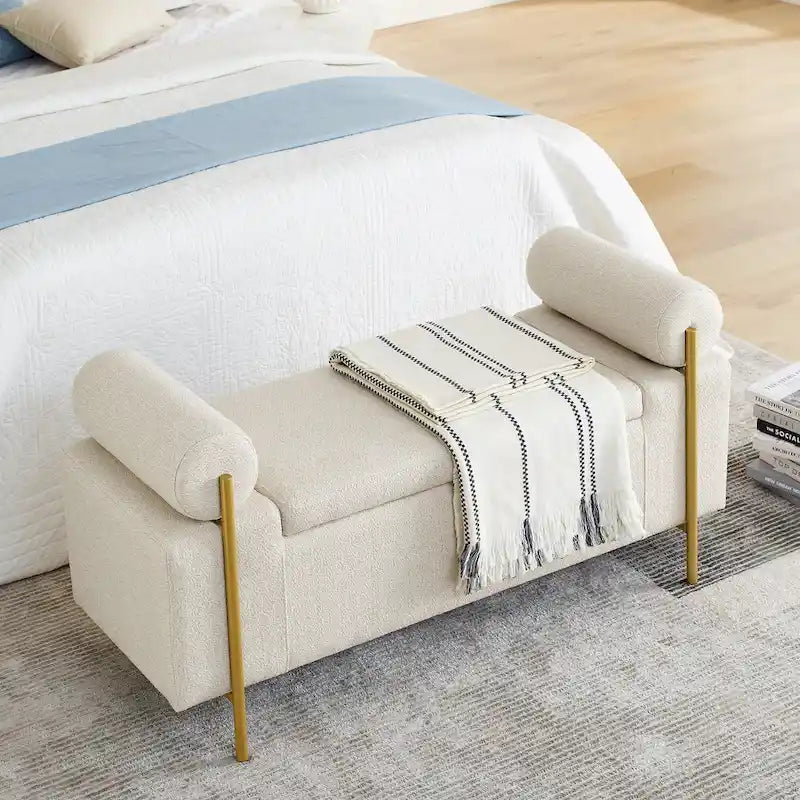 Banc de rangement capitonné en lin avec accoudoirs cylindriques et pieds en métal doré