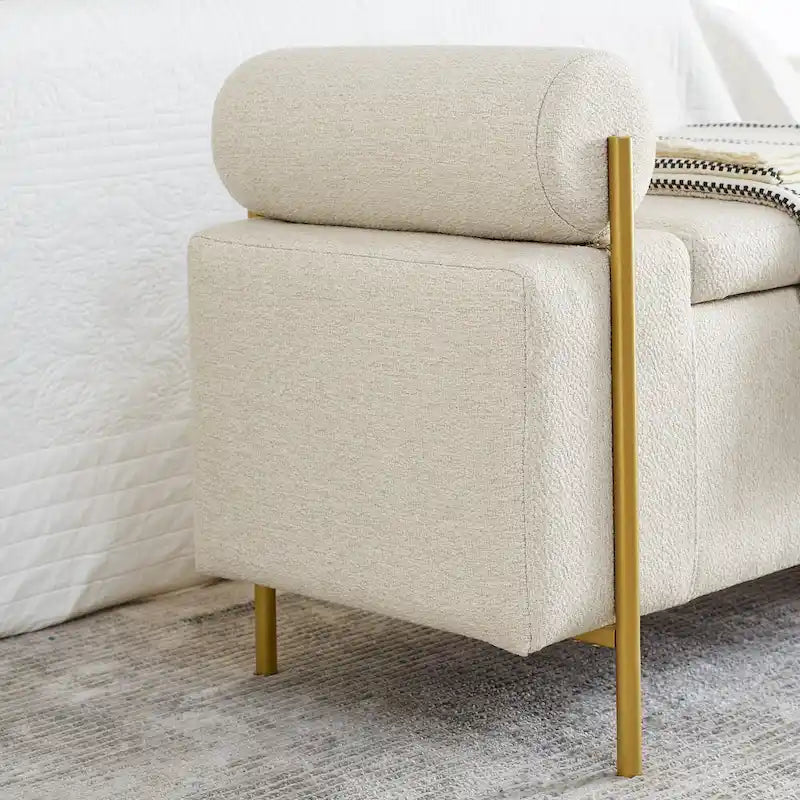Banc de rangement capitonné en lin avec accoudoirs cylindriques et pieds en métal doré