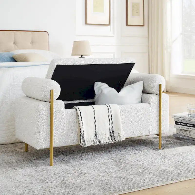 Banc de rangement capitonné en lin avec accoudoirs cylindriques et pieds en métal doré