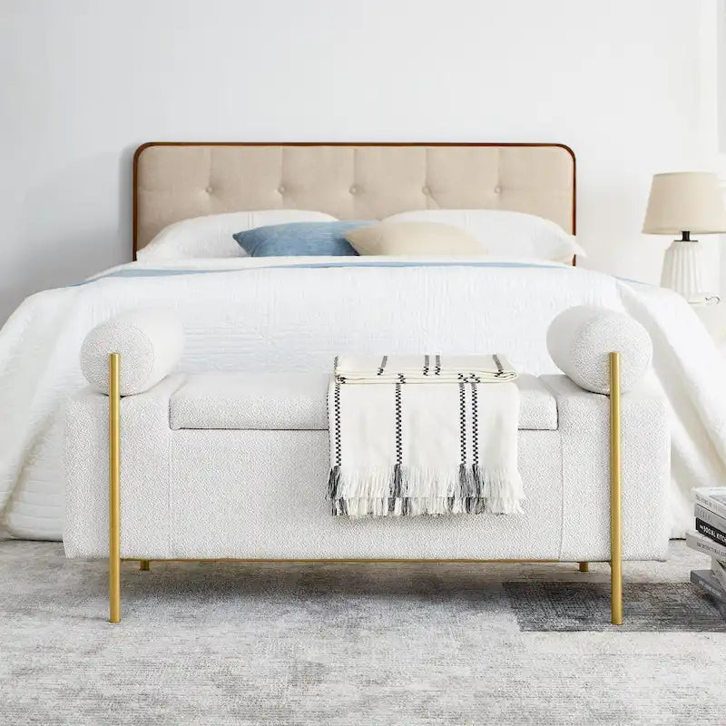 Banc de rangement capitonné en lin avec accoudoirs cylindriques et pieds en métal doré