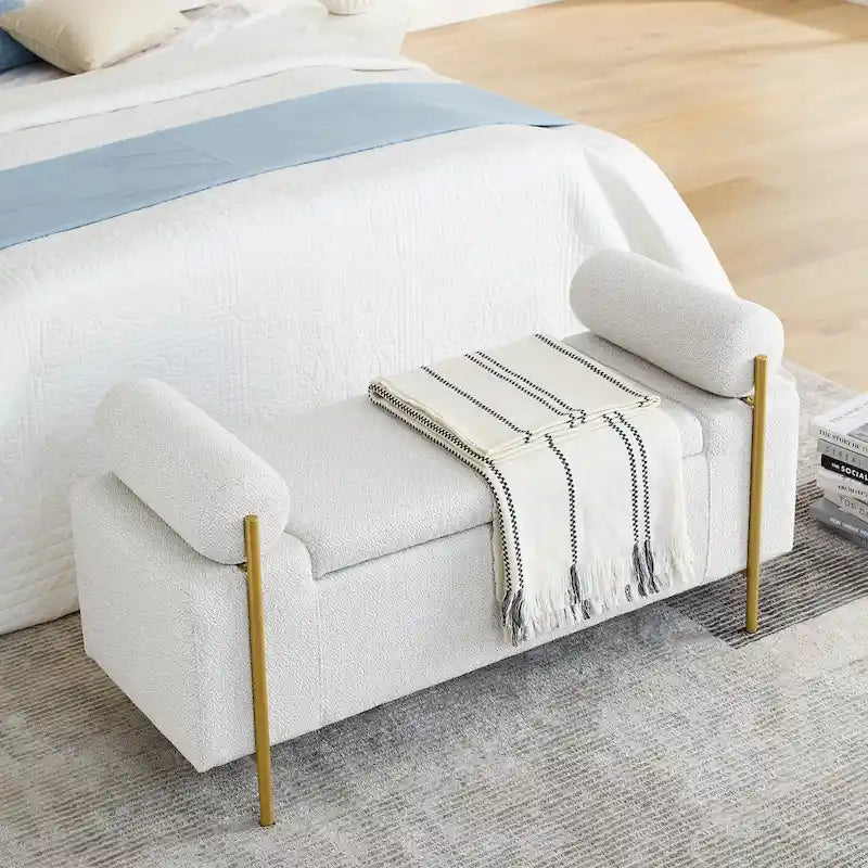 Banc de rangement capitonné en lin avec accoudoirs cylindriques et pieds en métal doré