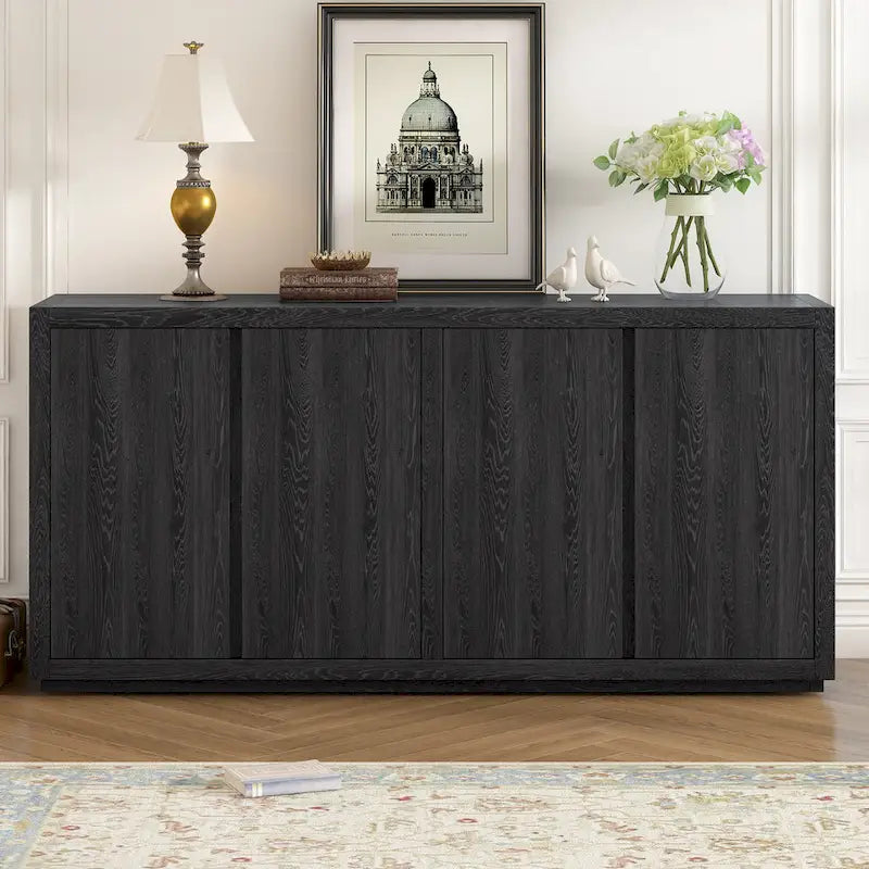 Caractéristiques distinctives d'un buffet à quatre portes avec placage de frêne, idéal pour le couloir, l'entrée ou le salon.