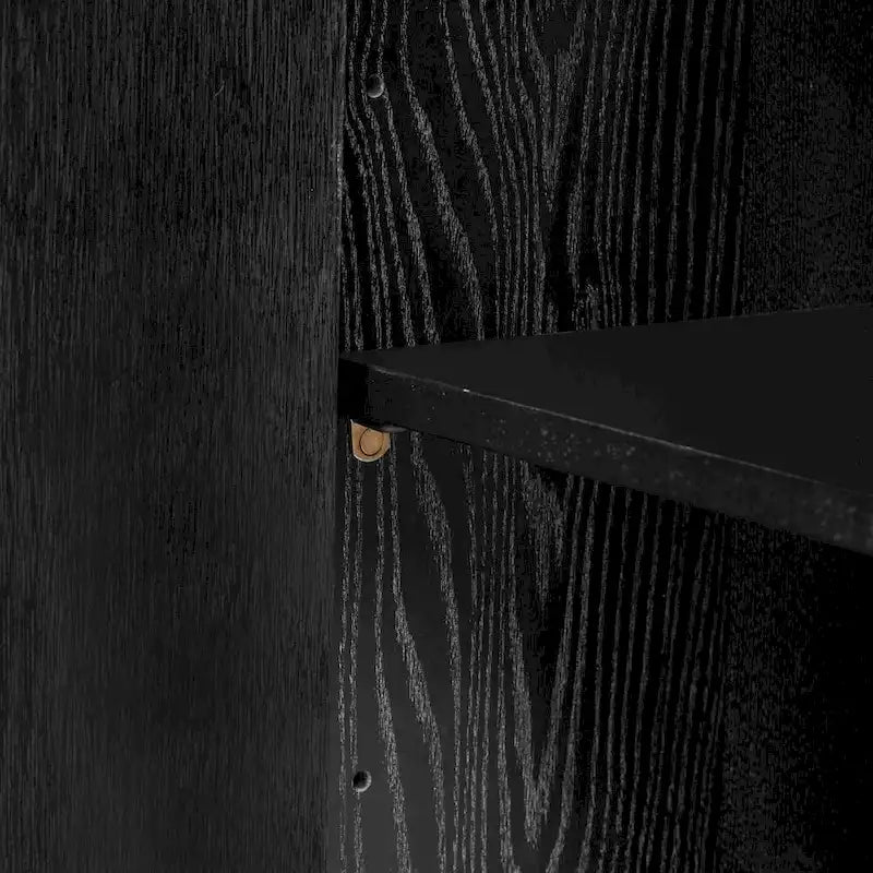 Caractéristiques distinctives d'un buffet à quatre portes avec placage de frêne, idéal pour le couloir, l'entrée ou le salon.
