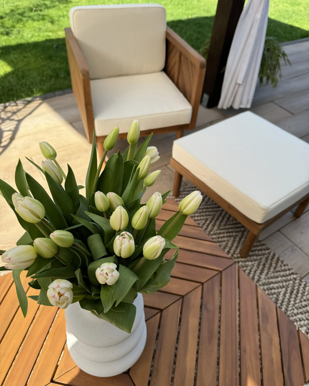 Fauteuil de jardin avec pouf en bois d'acacia marron