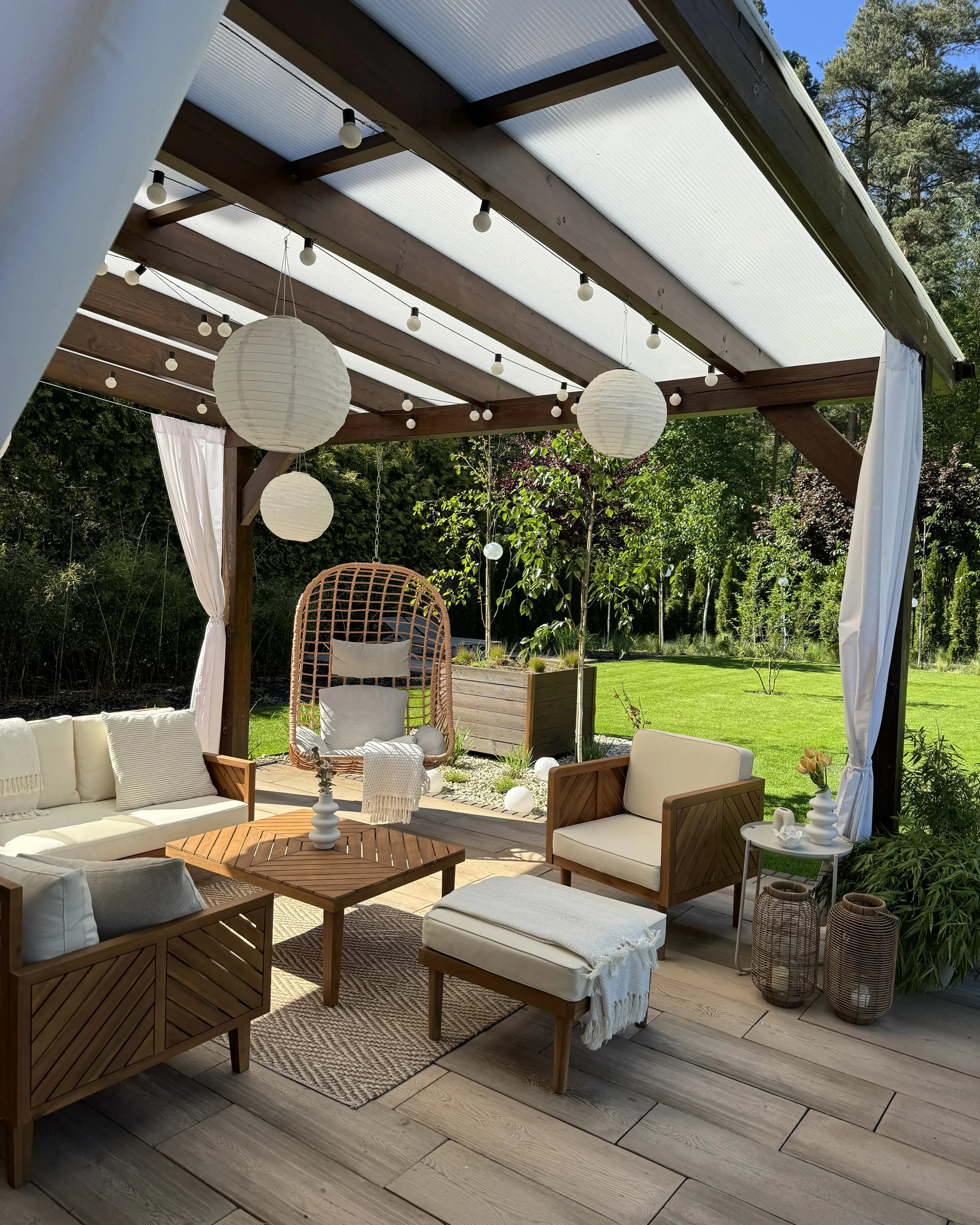 Fauteuil de jardin avec pouf en bois d'acacia marron