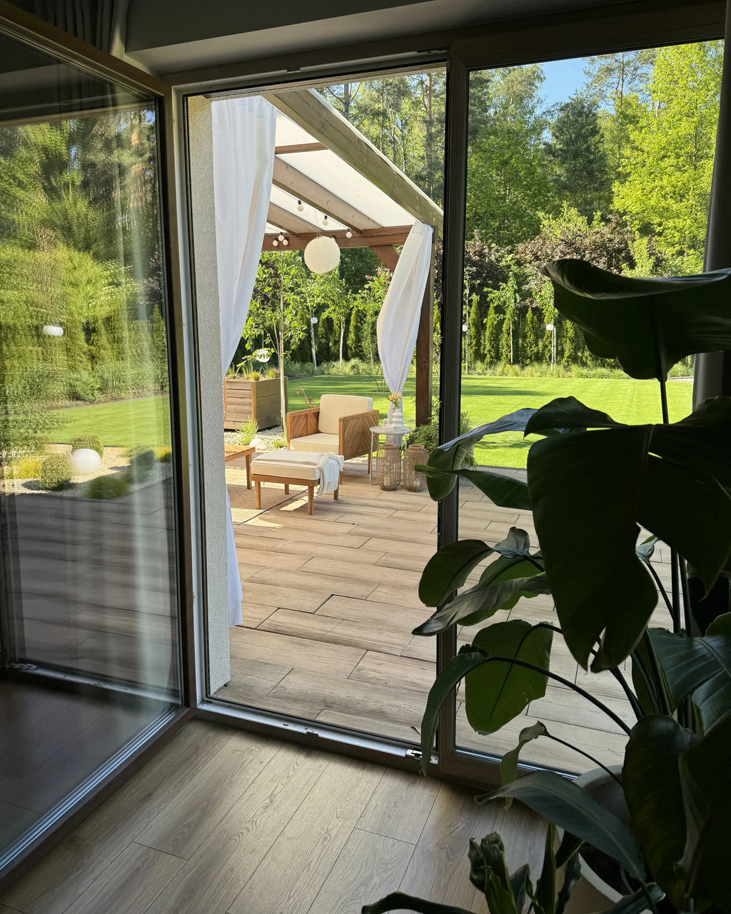 Fauteuil de jardin avec pouf en bois d'acacia marron