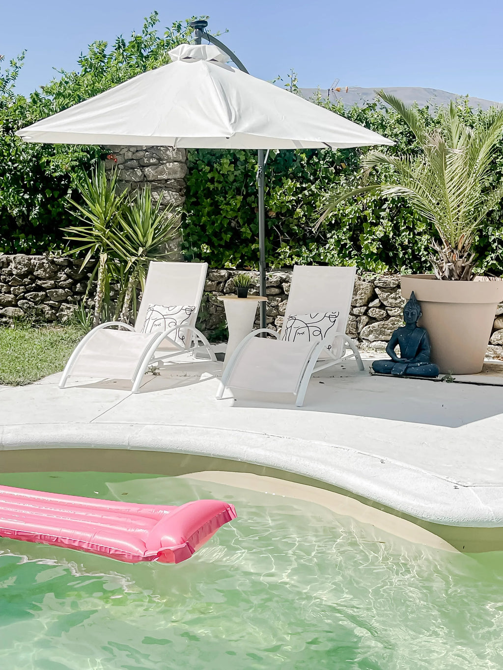 Chaise longue en métal beige