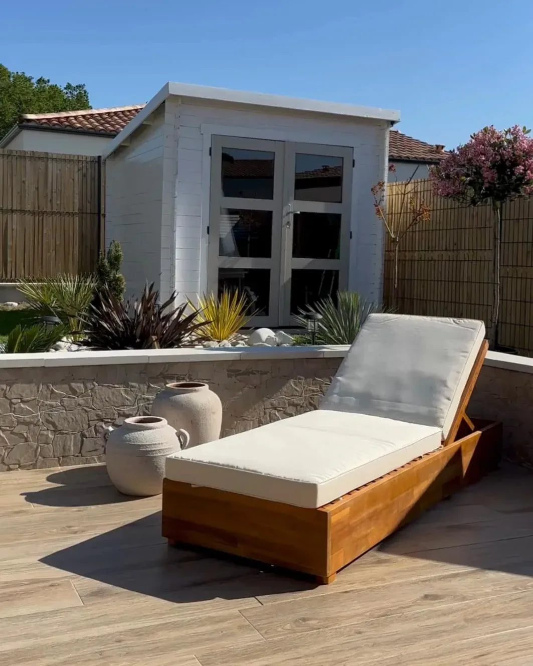 Chaise longue de jardin avec coussin en bois d'acacia marron