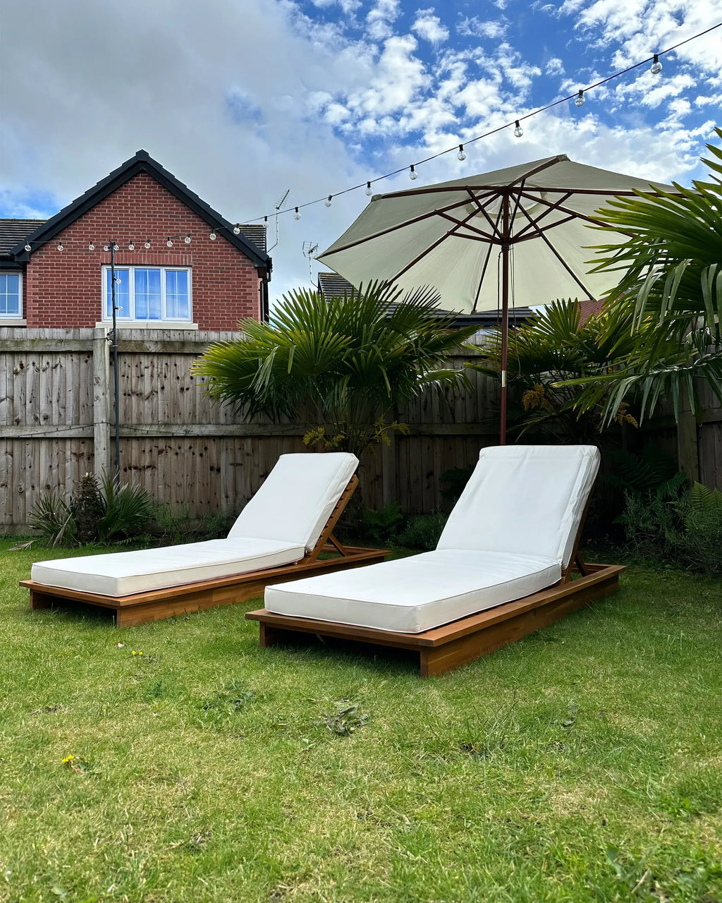 Chaise longue de jardin avec coussin en bois d'acacia marron