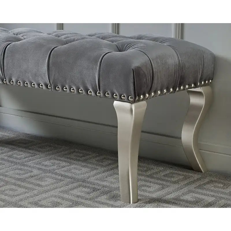 Banc capitonné avec garniture cloutée