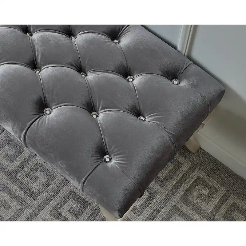 Banc capitonné avec garniture cloutée