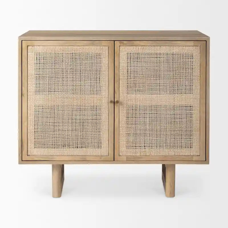 Meuble d'appoint Grier en bois massif brun clair avec portes en rotin