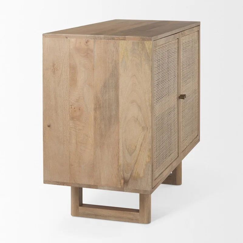 Meuble d'appoint Grier en bois massif brun clair avec portes en rotin