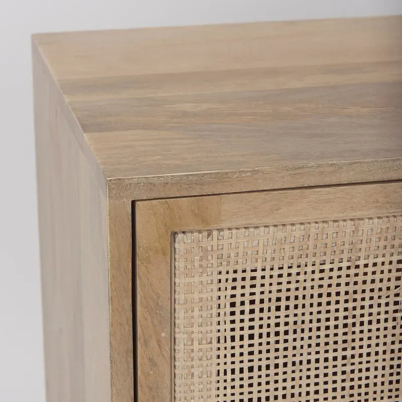 Meuble d'appoint Grier en bois massif brun clair avec portes en rotin