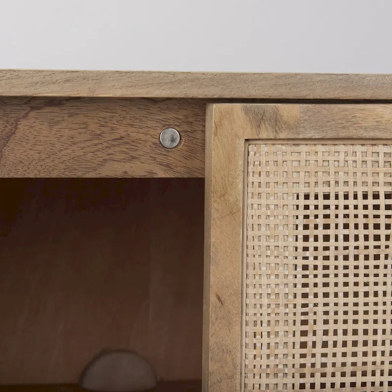 Meuble d'appoint Grier en bois massif brun clair avec portes en rotin