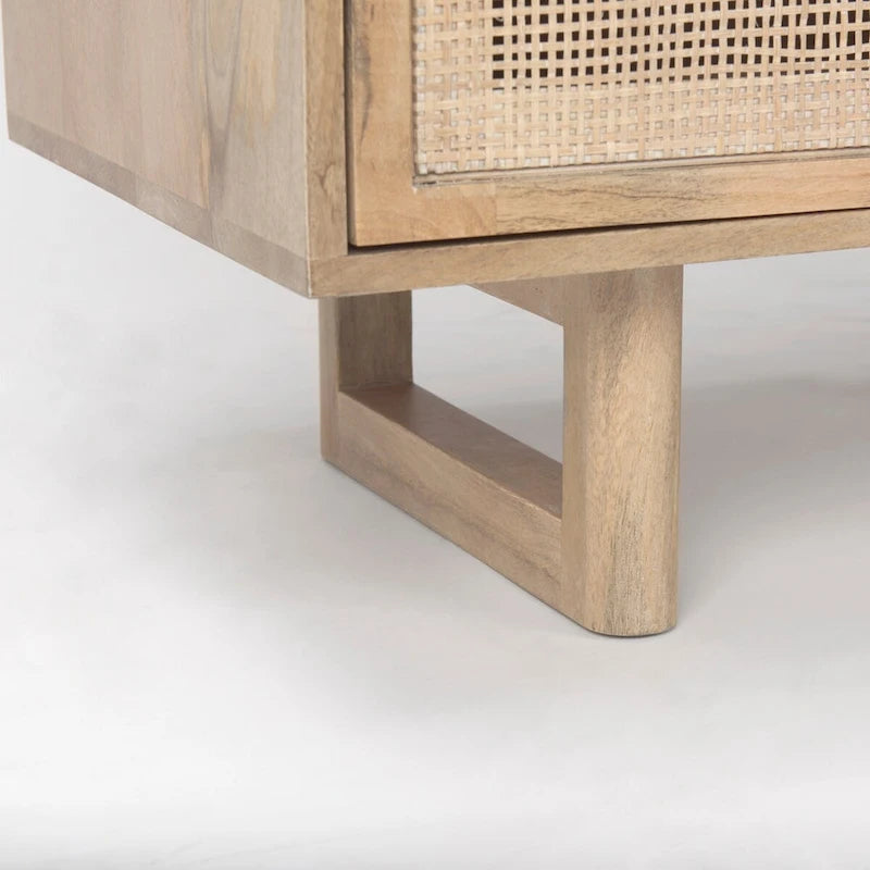Meuble d'appoint Grier en bois massif brun clair avec portes en rotin