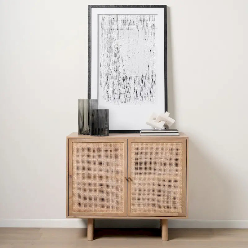 Meuble d'appoint Grier en bois massif brun clair avec portes en rotin