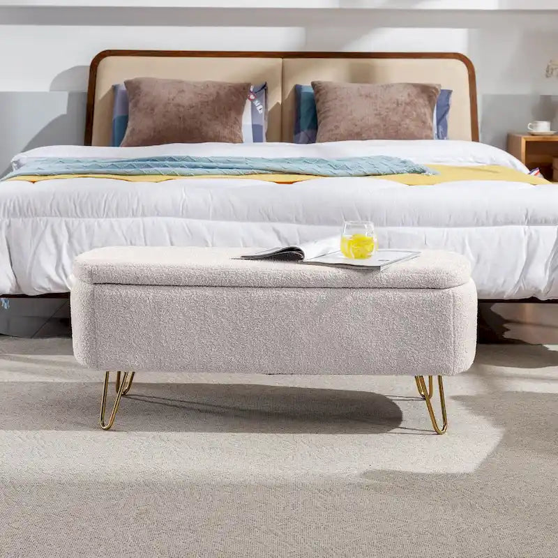 Banc de rangement ottoman pour bout de lit avec pieds dorés, banc d'entrée moderne en fausse fourrure ivoire rembourré avec rangement