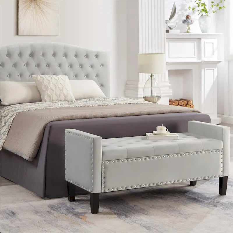 Banc de rangement capitonné GEITIN avec boutons touffetés et garniture cloutée