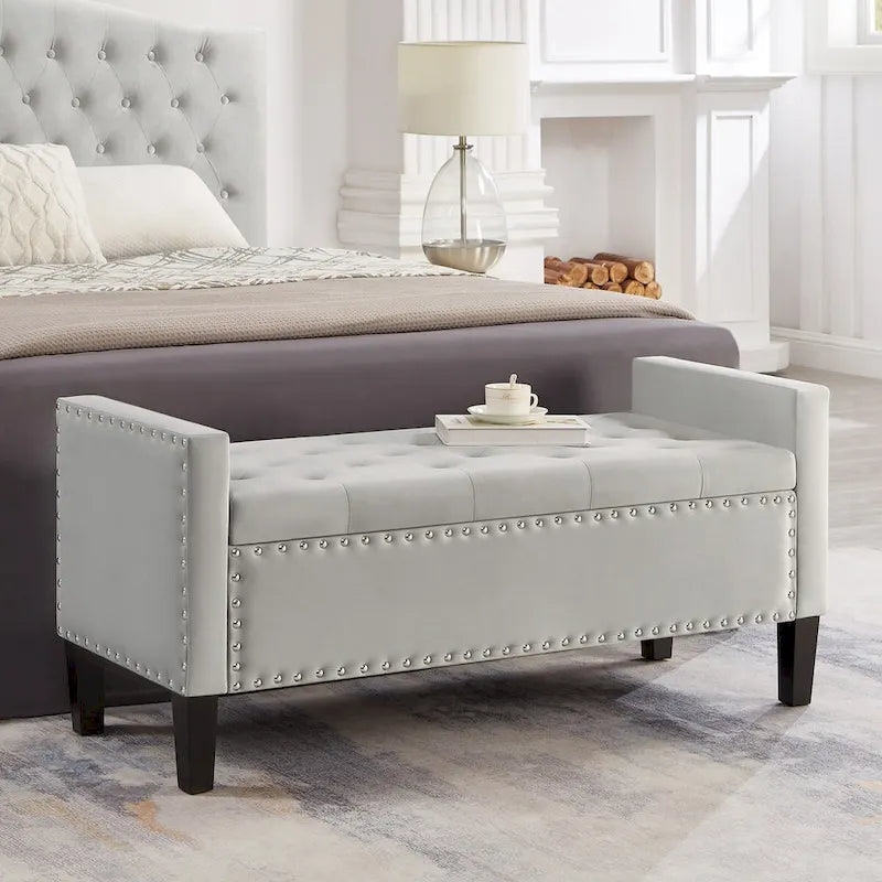 Banc de rangement capitonné GEITIN avec boutons touffetés et garniture cloutée