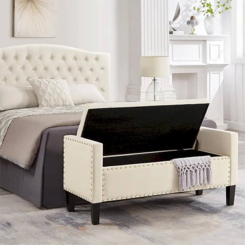 Banc de rangement capitonné GEITIN avec boutons touffetés et garniture cloutée