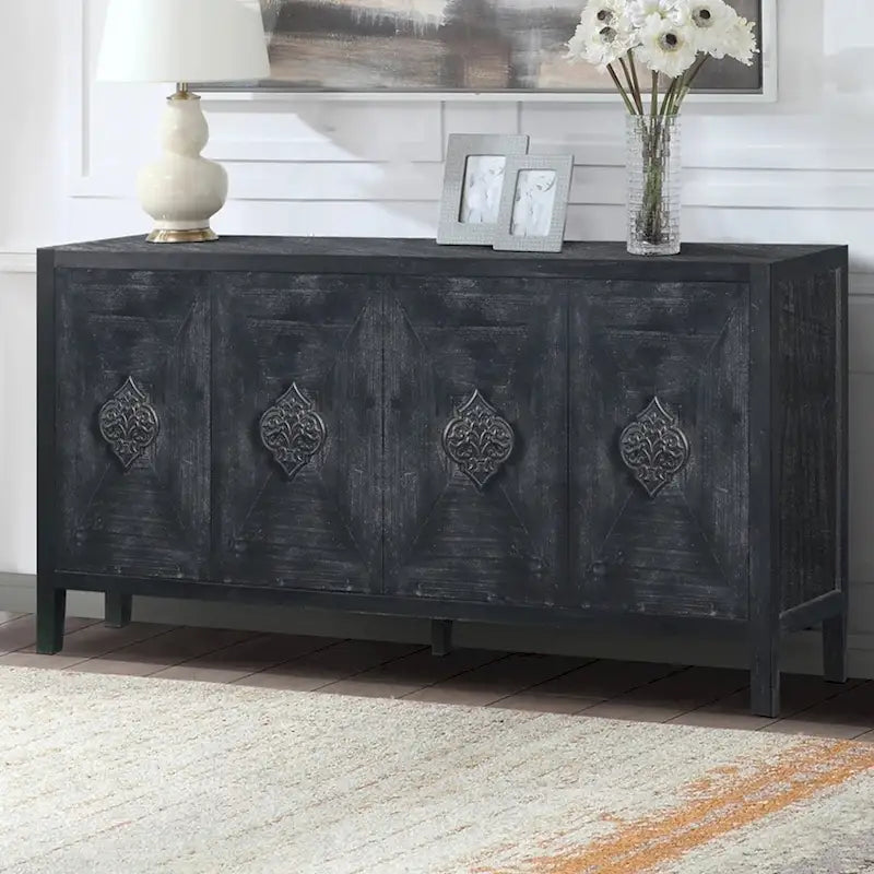 Armoire antique à quatre portes avec poignée de porte sculptée en forme de fleur