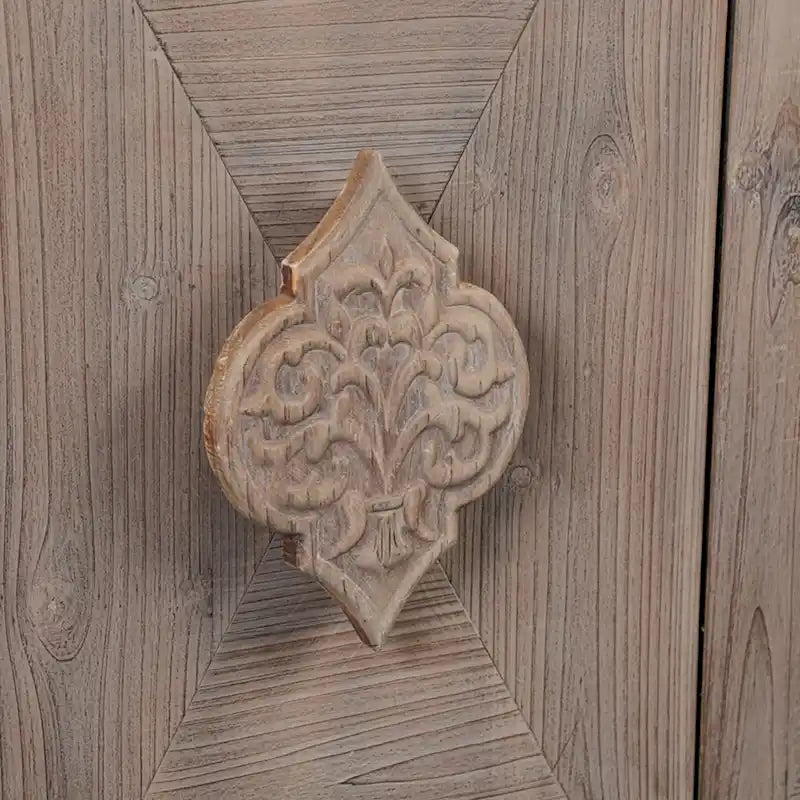Armoire antique à quatre portes avec poignée de porte sculptée en forme de fleur