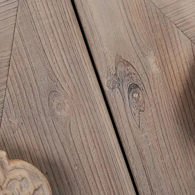 Armoire antique à quatre portes avec poignée de porte sculptée en forme de fleur