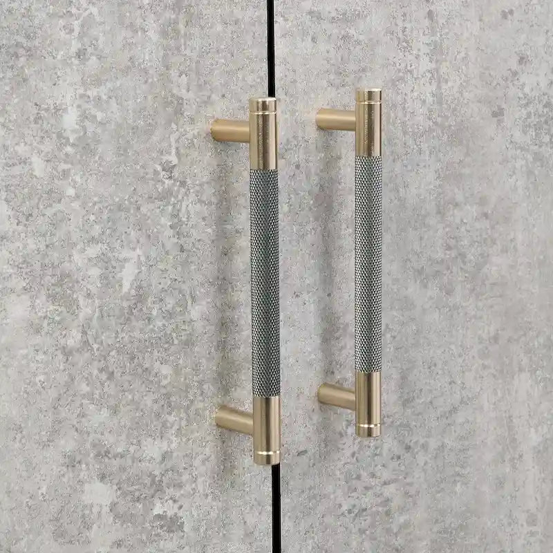 Caractéristiques Distinctives d'un Bahut à Quatre Portes avec Design en Métal et Piétement Croisé, Adapté aux Salons