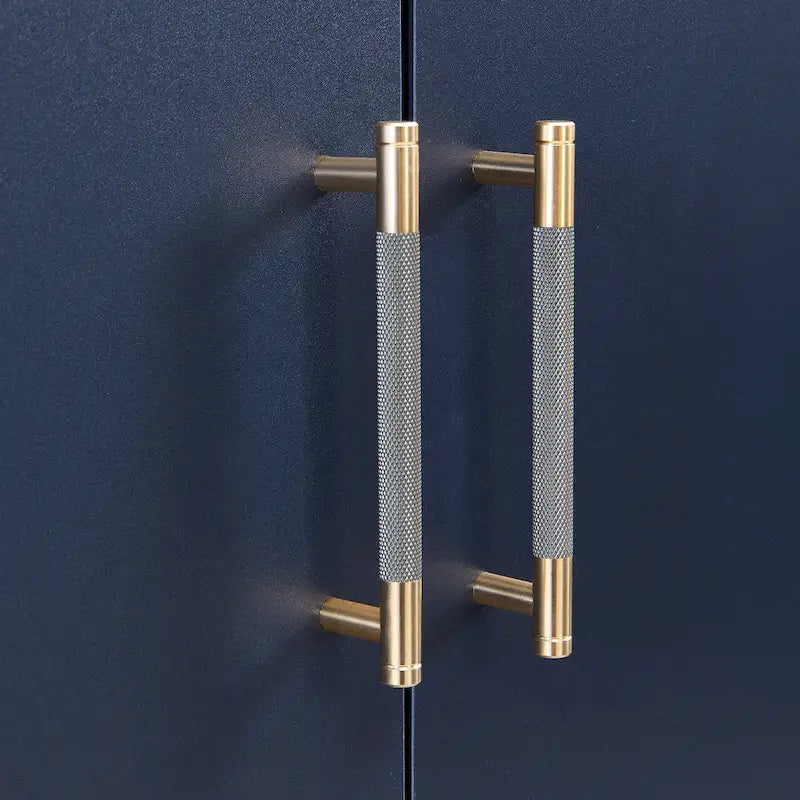 Caractéristiques Distinctives d'un Bahut à Quatre Portes avec Design en Métal et Piétement Croisé, Adapté aux Salons