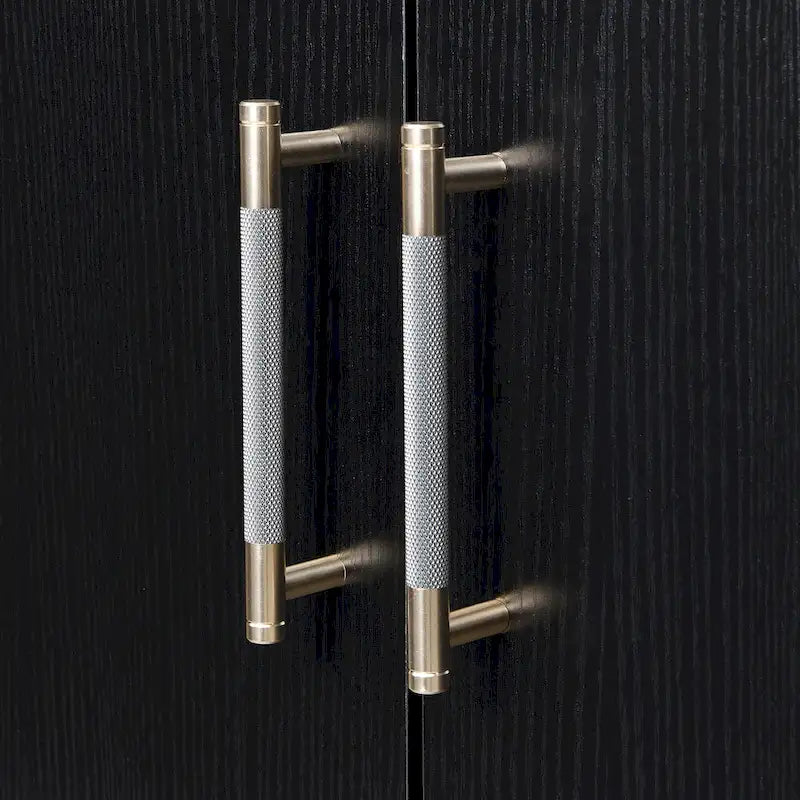 Caractéristiques Distinctives d'un Bahut à Quatre Portes avec Design en Métal et Piétement Croisé, Adapté aux Salons