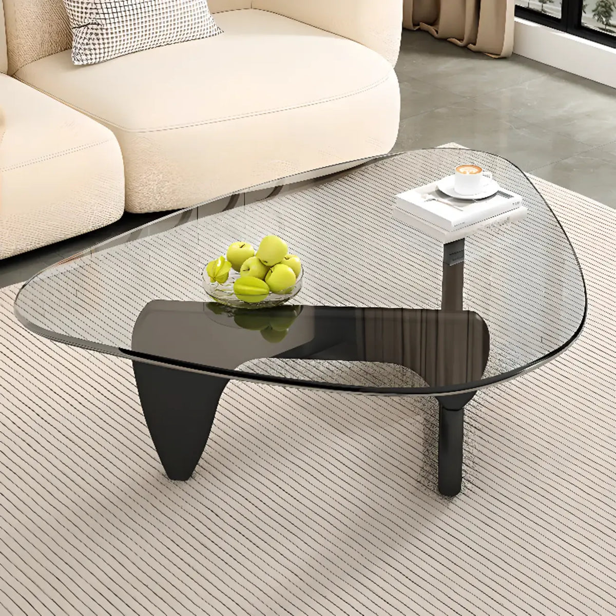 Table basse triangulaire en bois avec plateau en verre